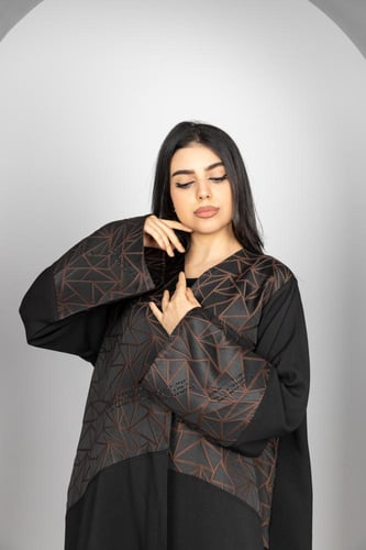 عباية جود بأشكال مثلثات باللون البني مزينة بفصوص ا...