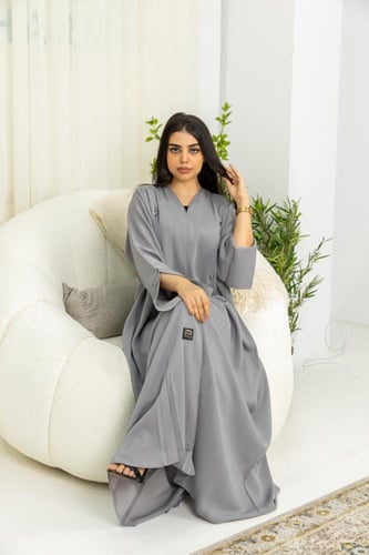 عباية رمادية مع كسرات ومزينة بفصوص الكريستال