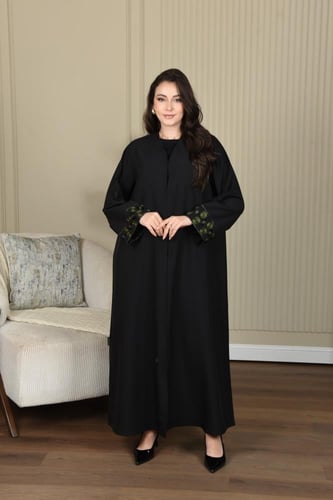 عباية سوداء بتطريز أنيق بألوان ساحرة على الأكمام