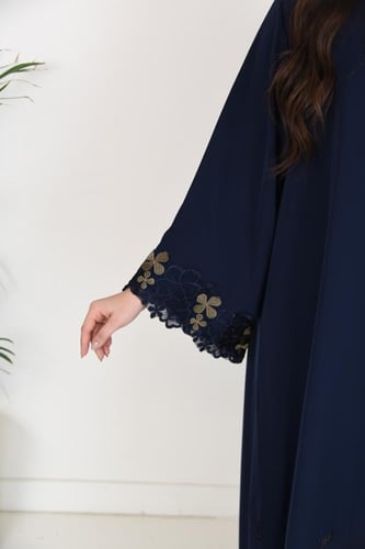 عباية بلون كحلي مع تطريز على الكم