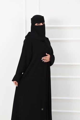 عباية سادة بحواف منحنية على الصدر والاكمام