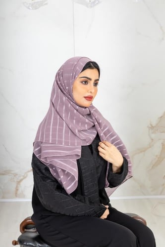 طرحة إلينا بلون نود مقلم