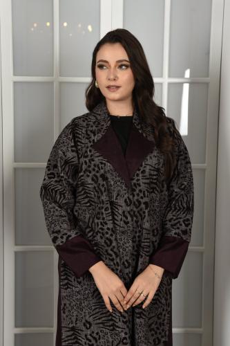 عباية شتوية بلون برغندي بتفاصيل قماش نمري