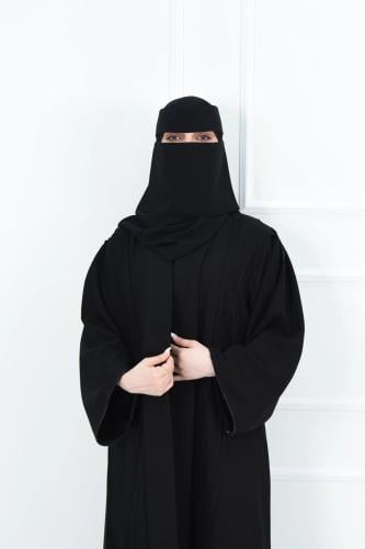 عباية بباندة واكمام مربعة مزينة بتطريز