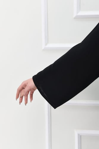 عباية سوداء بتطريز ساحر