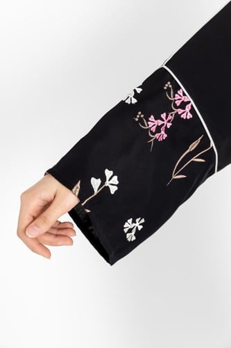 عباية انيقة مزينة بأشكال ملونة على الاكمام