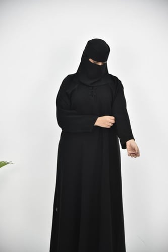 عباية سادة مغلقة مع أزرار قماشية وطقطق علوي