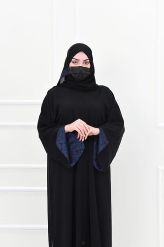 عباية سوداء بأكمام مفتوحه مبطنة بالجاكار لون كحلي