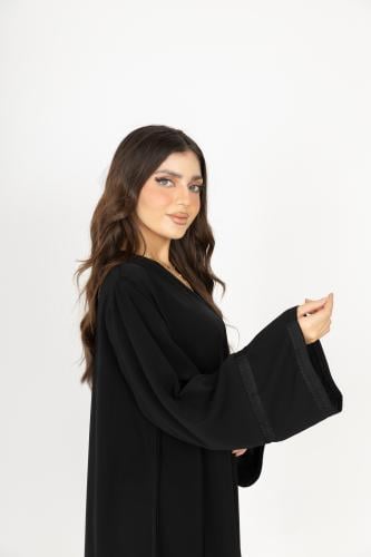 عباية مزينة بكلف باللون الأسود