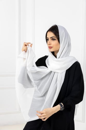 طرحة باللون الابيض شيفون بلمعة