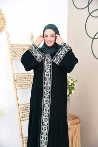 عباية مخمل ملونة بلون زيتي غامق بتطريز ذهبي