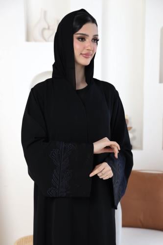 عباية ناعمة بأكمام مربعة وتفاصيل جاكار ياباني مطرز...