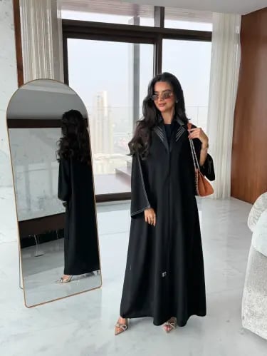 عباية كاجوال بلمسة تطريز خيط ابيض ناعم