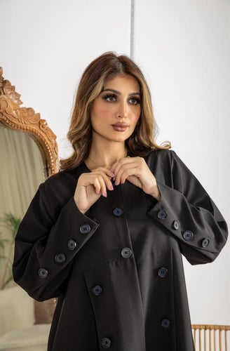 عباية كريب يزينها أزرار وثنيات أنيقة