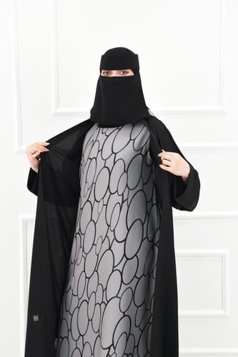 عباية كريب سوداء بفستان داخلي رصاصي