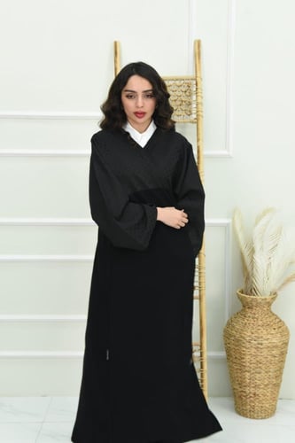 عباية انيقة من الكريب المنقط في الصدر والاكمام