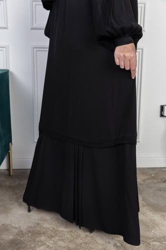 عباية مزينة بقيطان وكسرات في الأسفل