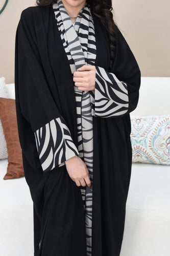 عباية بشت انيقة لف بقماش كلاريج بتفاصيل ملونة