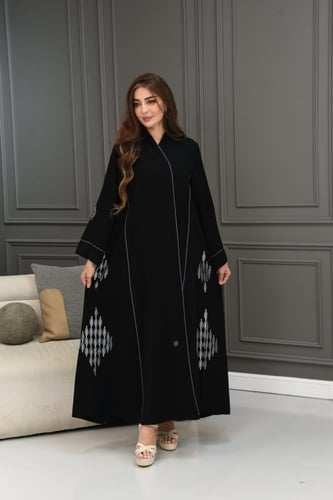 عباية سوداء بتطريز ملون