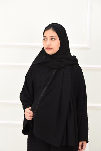 طرحة سوداء بحواف مطرزة بالاسود