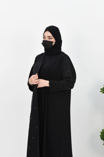 عباية بتصميم مميز مع تفاصيل ذهبية