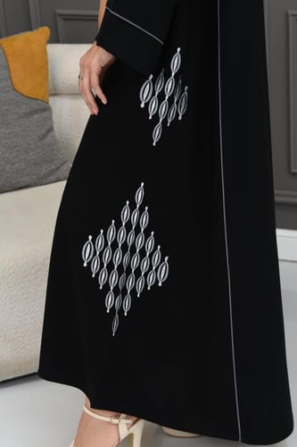 عباية سوداء بتطريز ملون