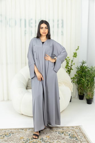 عباية رمادية مع كسرات ومزينة بفصوص الكريستال