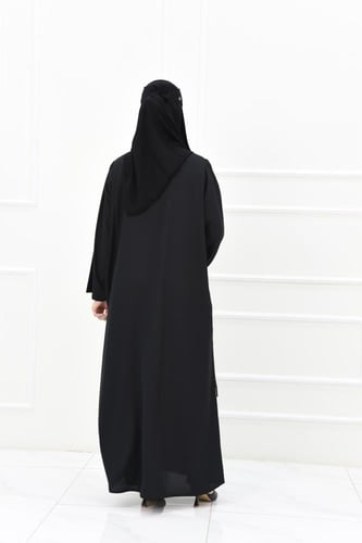 عباية سوداء مزينة بمربعات ملونة