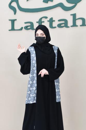 عباية بتصميم جانبي بقماش فرو باللون الأبيض وسماوي