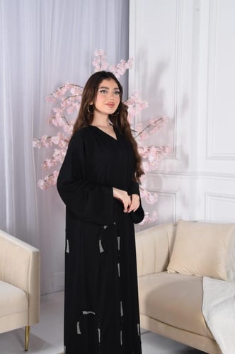 عباية بملمس حرير انسيابيه نص كلوش