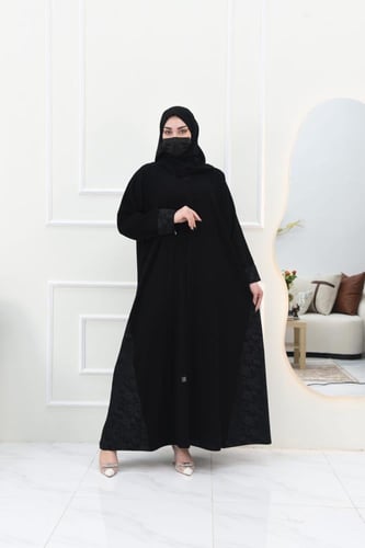 عباية راقية مزينة على شكل ورود في الجوانب