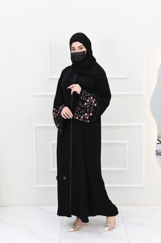 عباية سوداء مع تطريز زهري على الأكمام وقيطان زيتي