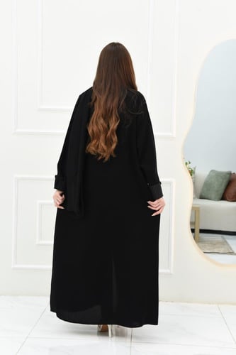 عباية ساحرة بتصميم مميز على الصدر والأكمام
