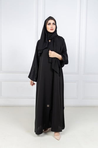 عباية مميزه بقماشها الناعم بأكمام مطرزه بالأسود