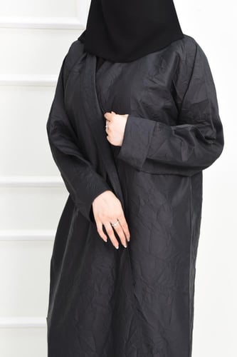 عباية تفتة مطفي بلون اسود فاحم وأكمام مقلوبة