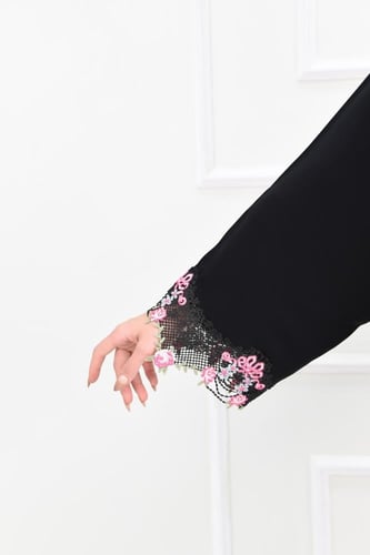 عباية مناسبات ناعمة بكلفة أنيقة على الكم والطرحة