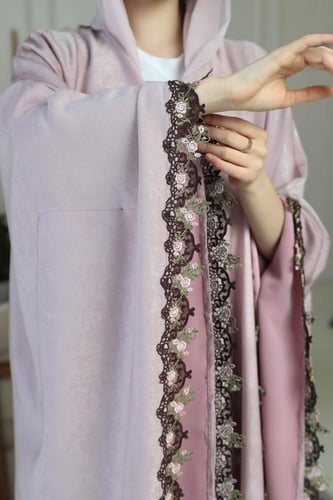 عباية بشت شمواه بلون بينك مزينة بكلفة