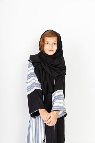 عباية بناتي باللونين الأسود والابيض