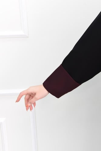 عباية سوداء مع تفاصيل عنابية مميزة