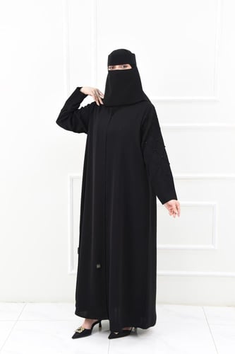 عباية مناسبات بتطريز مميز على الأكمام