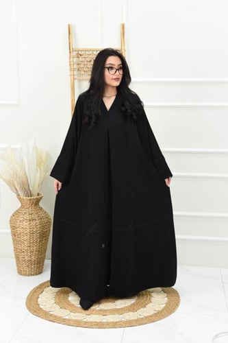 عباية بتصميم يجمع بين القيطان والتطريز