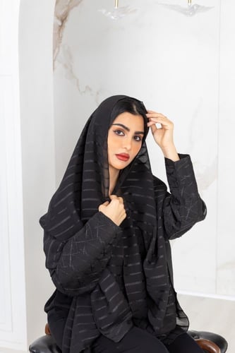 طرحة إلينا اسود مقلم