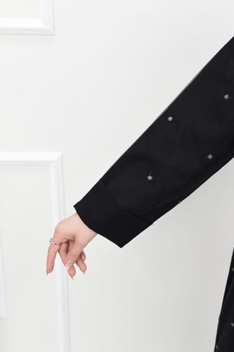 عباية جاكار مزينة بدانتيل مطرز بالذهبي