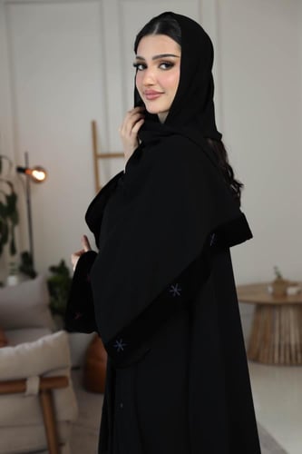 عباية عملية كريب بأكمام مخمل مطرزة