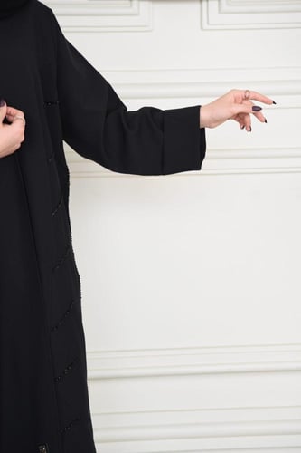 عباية كريب سوداء بتطريز شك على الجوانب