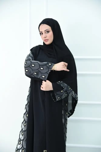 عباية كاجوال سوداء بطبقة شيفون طاووس خلفية