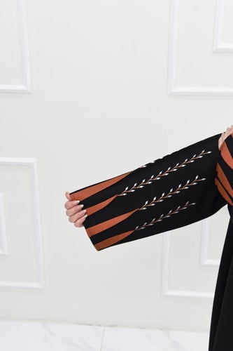 عباية انيقة بتفاصيل وتطريز برتقالي