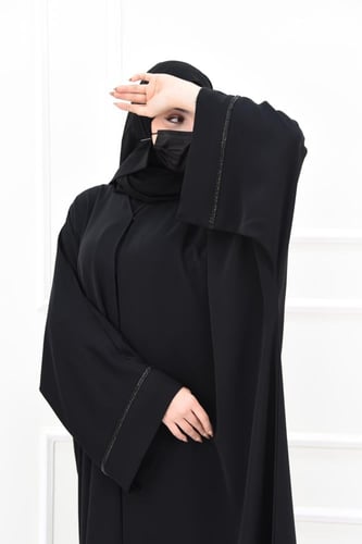 عباية مناسبات أنيقة بكلفة خرز على الكم