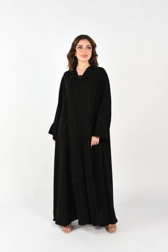 عباية تيارا: أنيقة، ناعمة، ومزينة بتطريزات مميزة