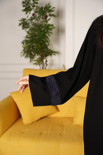 عباية سوداء بتفاصيل ترتر كحلي ساحر